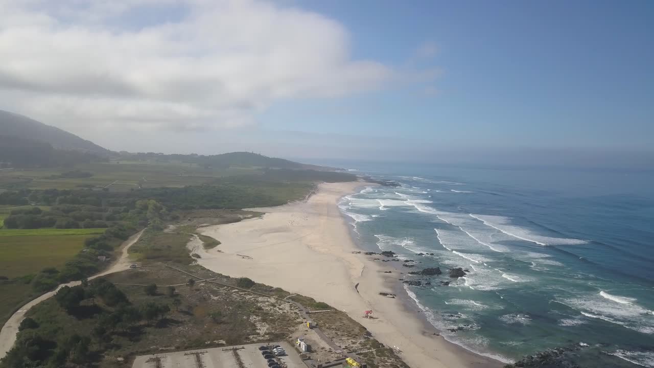 alejándose de la playa en afife, viana do castelo