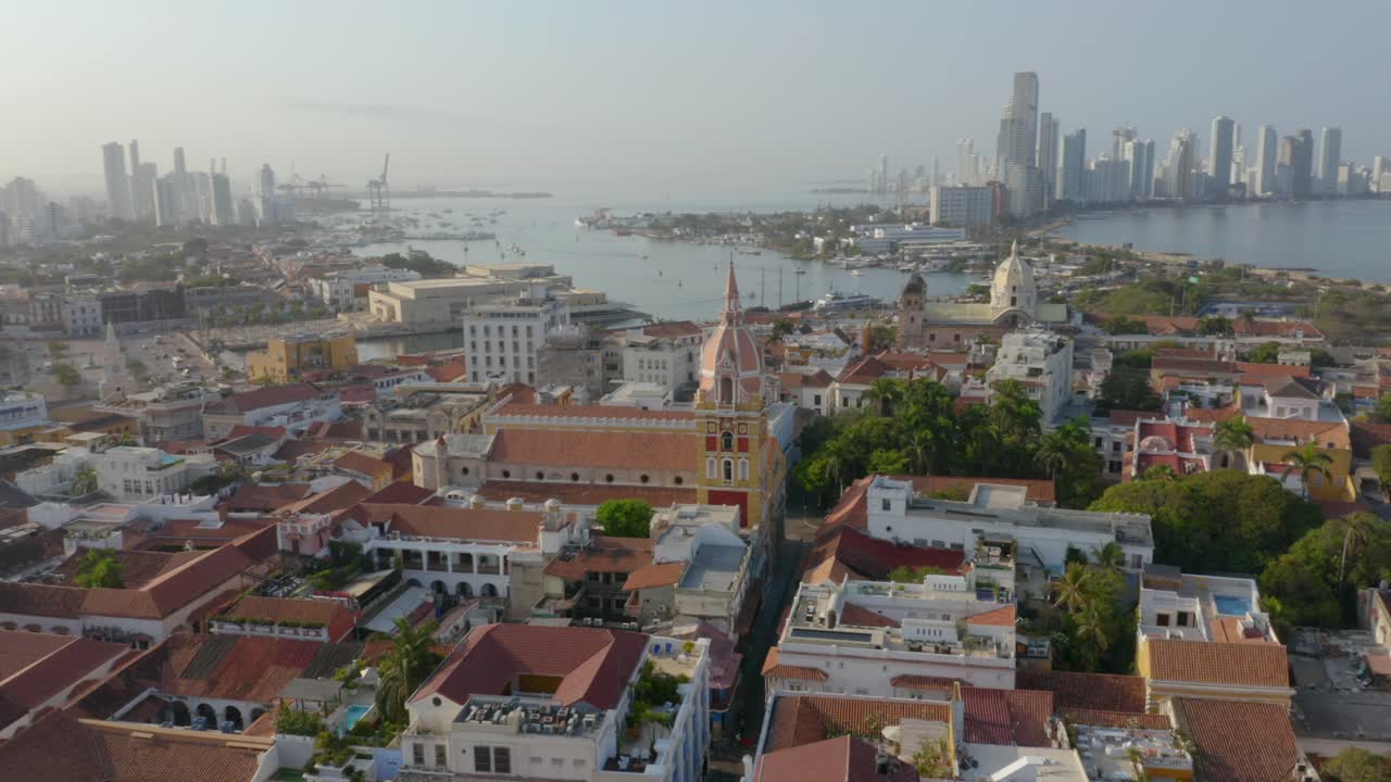 Tomada circular sobre cidade histórica e moderna com drone.
