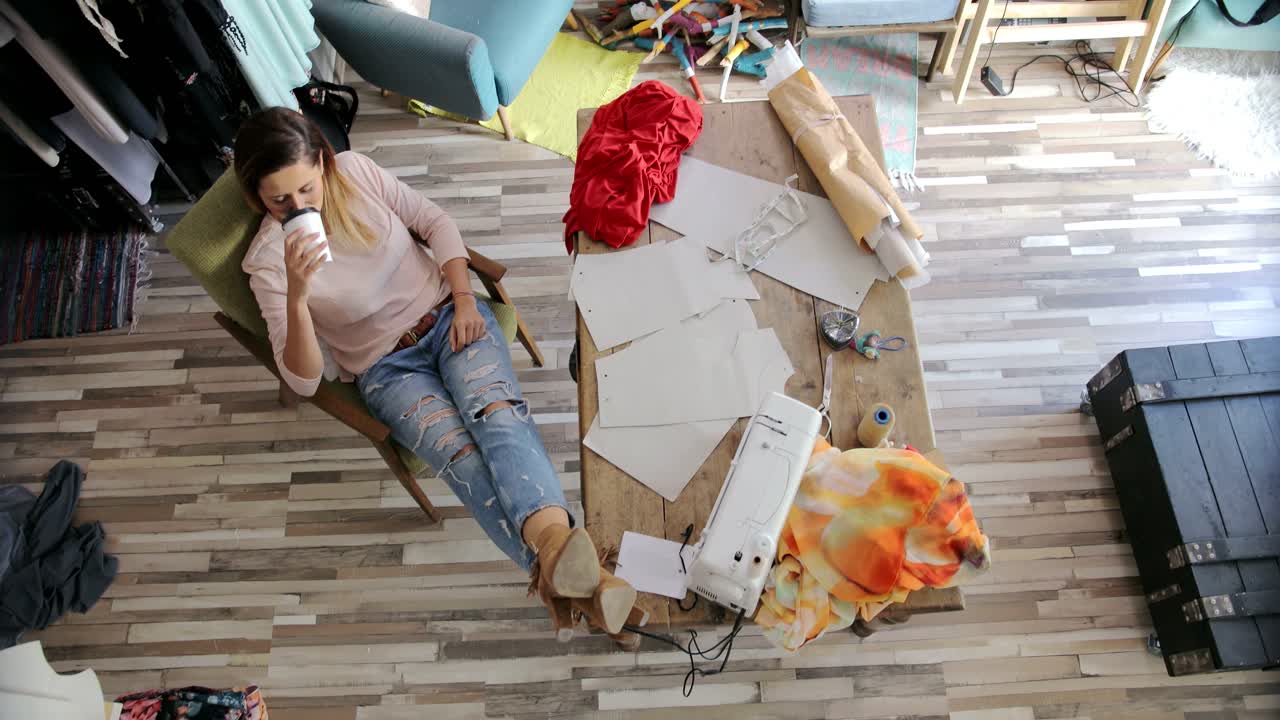 응접실에서 쉬고 있는 재단사