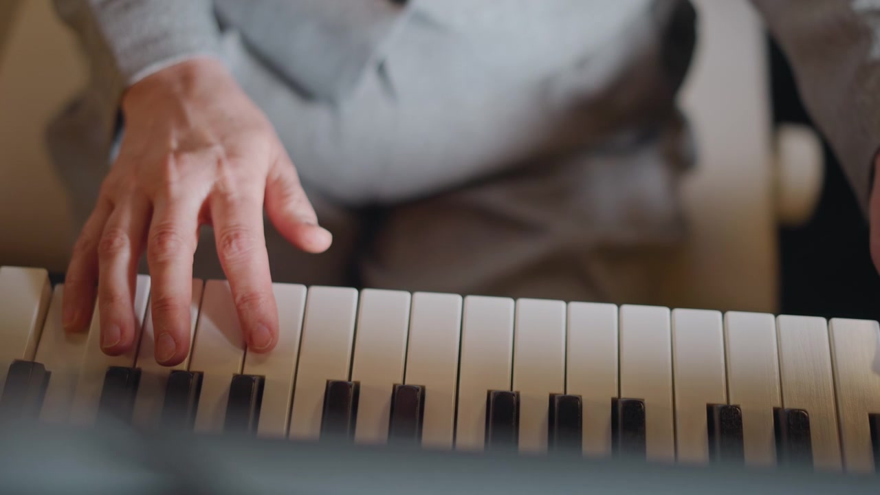 Nærbillede af fingre på et elektronisk keyboard, der øver rytme og riffs, instruktørledet øvelse i musikskolemiljø med metronomfokus, stram håndteknik og koncentreret coaching til moderne