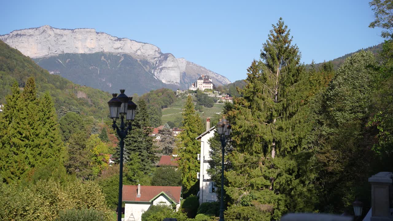 annecy castillo cheateau en el pueblo francés alpino con casas y montañas, tiro largo y lejano