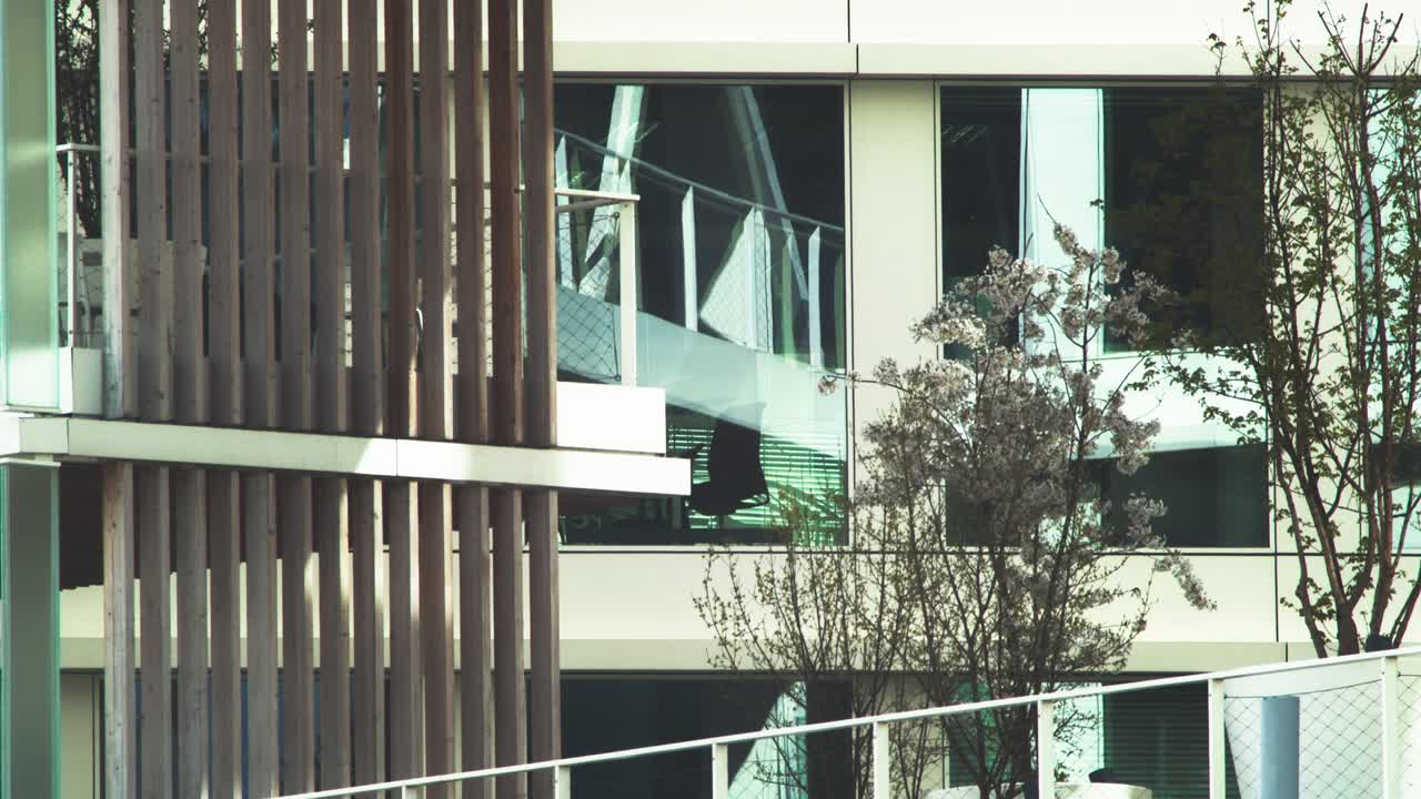 exterior de la infraestructura urbana del edificio de praga - silla abandonada