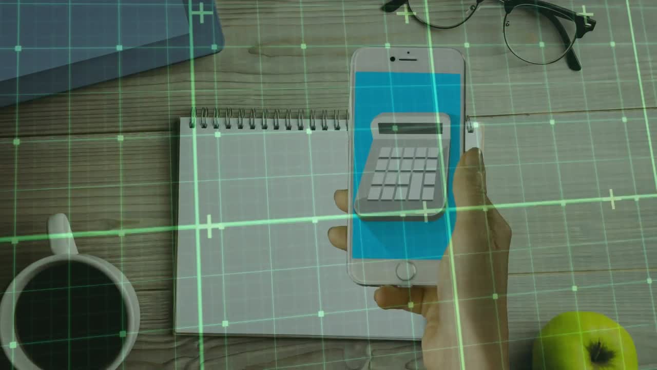 animación del procesamiento de datos sobre una mujer que usa un teléfono inteligente