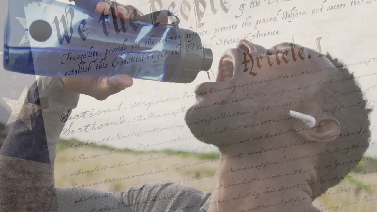 산에서 물을 마시는 아프리카계 미국인 남성 위에 있는 미국 국기의 애니메이션