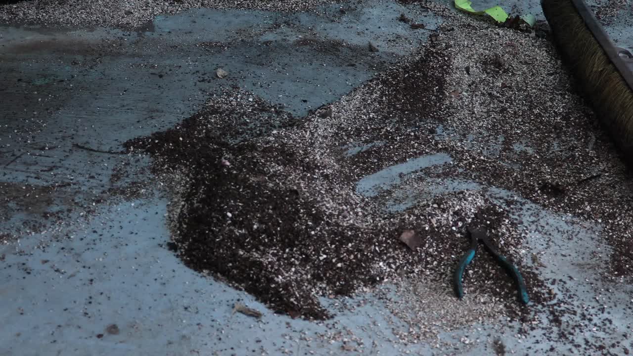 정비소의 더러운 바닥