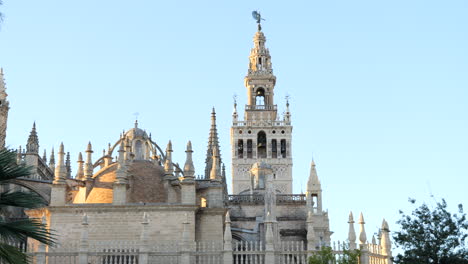 Static-shot-of-Seville-Cathedral-and-The-Giralda-on-sunny-day,-Spain