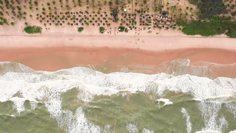 Vista-Aérea-De-Las-Olas,-La-Playa-Y-La-Zona-De-Palmeras-De-Imbassai,-Bahía,-Brasil.