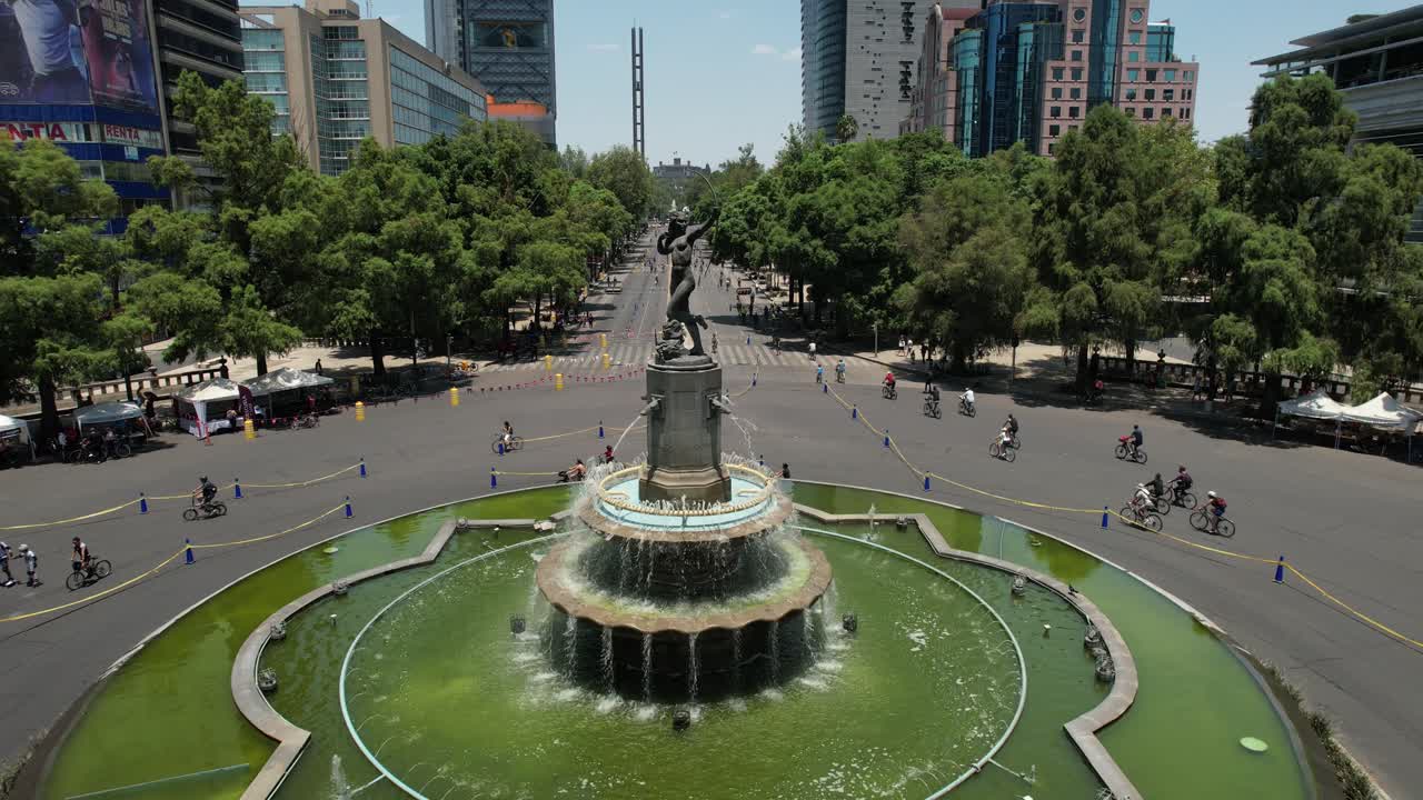foto de drone de la fuente de la diana cazadora mientras los ciclistas hacen ejercicio en la ciudad de méxico