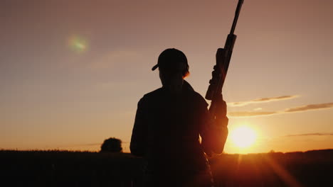 Una-Mujer-Con-Una-Pistola-Cruza-El-Campo-Al-Comienzo-De-La-Temporada-De-Caza.