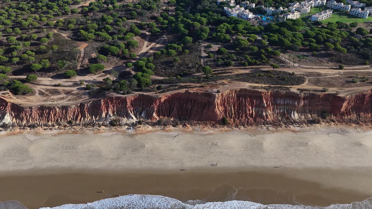 Litoral do Algarve com pessoas caminhando na praia, drone tilt