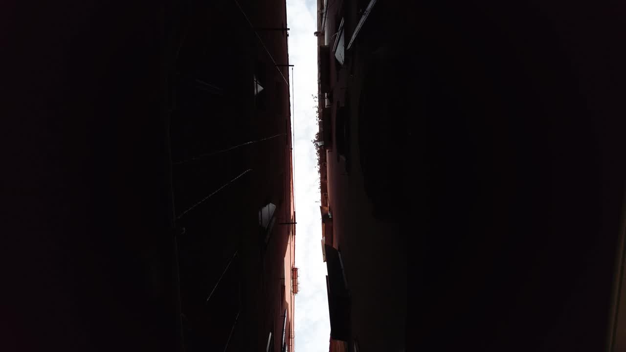 이탈리아 베니스 구시가지의 수로에 있는 건물 사이의 좁은 거리