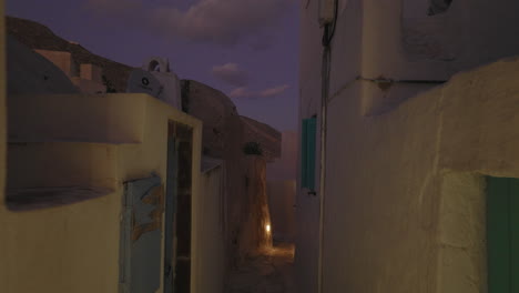 callejón de la noche en un pueblo griego