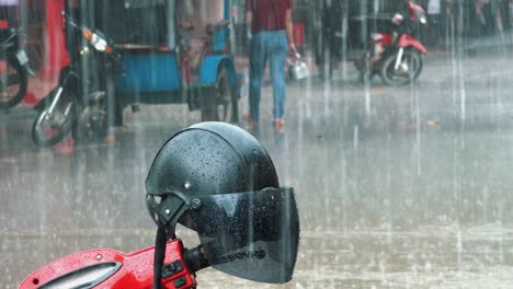 Casco-De-Moto-Negro-Bajo-La-Lluvia