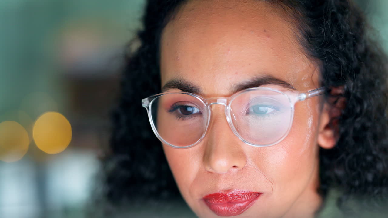 reflejo, gafas y computadora con mujer negra