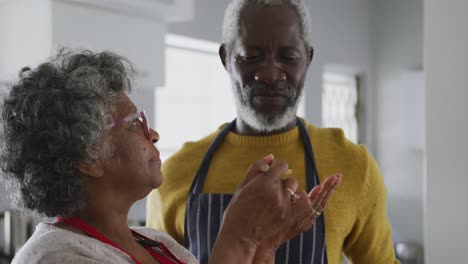 Ein-älteres-Afroamerikanisches-Paar,-Das-Zu-Hause-Kocht.-Soziale-Distanzierung-In-Quarantäne