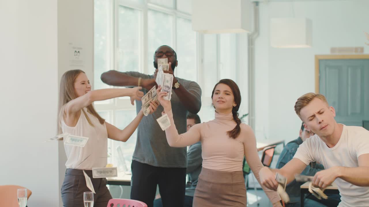 personas felices lanzando dólares en el coworking. jóvenes haciendo lluvia con dinero