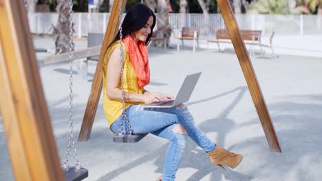 joven estudiante de moda trabajando en un parque urbano