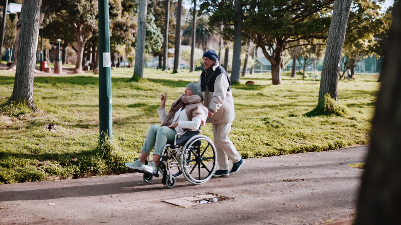 anciano, pareja y silla de ruedas con caminar en el parque