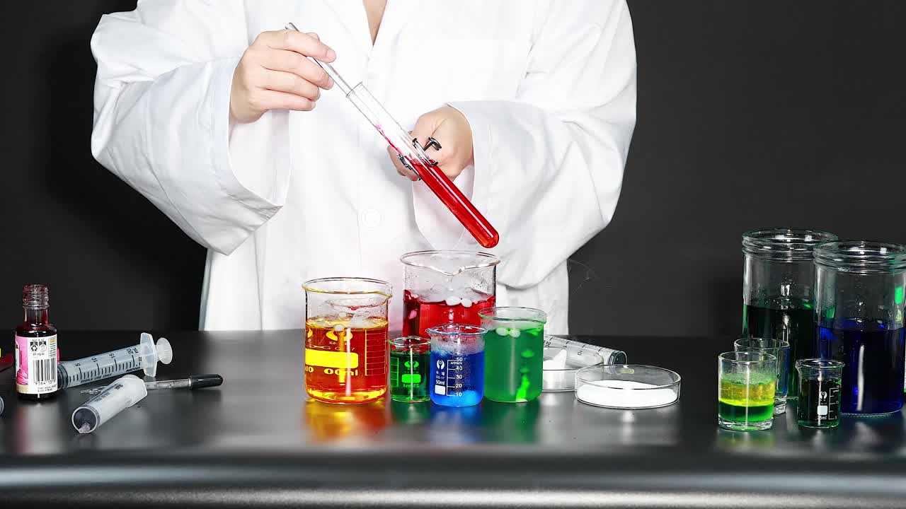 científico realizando un experimento con líquidos de colores
