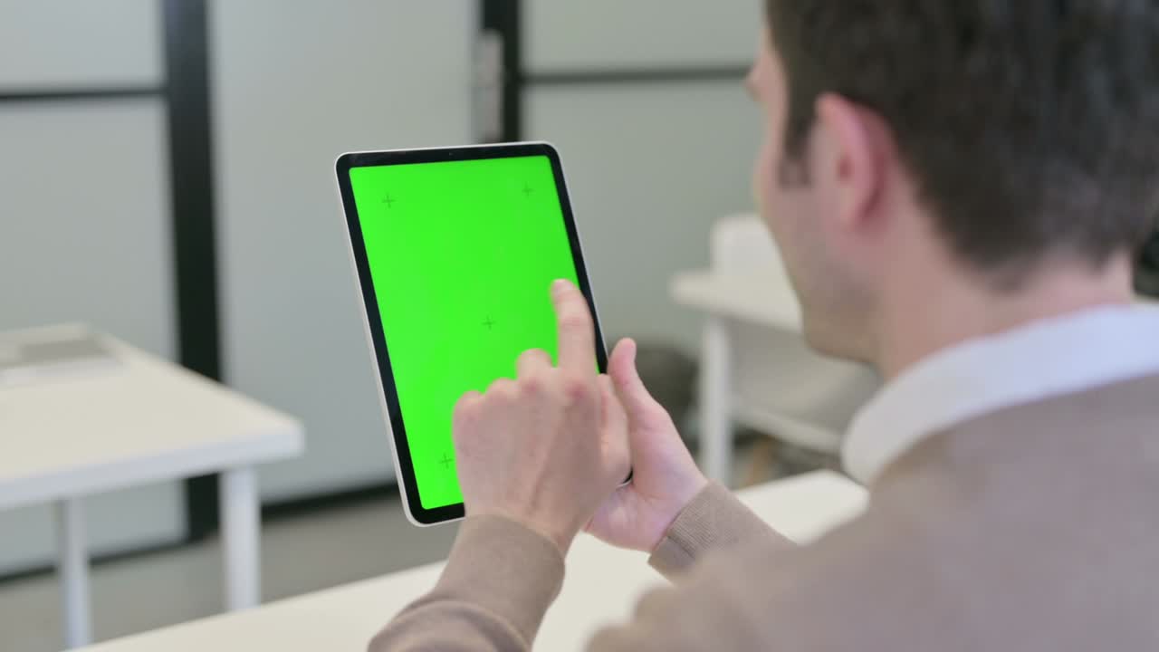 크로마 화면 을 가진 태블릿 을 사용하는 사람 의 뒷면