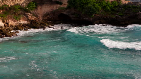 Rocky-Cove-With-Bright-Turquoise-Water-At-Blue-Lagoon-Nusa-Ceningan-In-Bali,-Indonesia