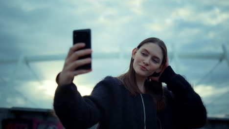 Mujer-Feliz-Usando-Teléfono-Móvil