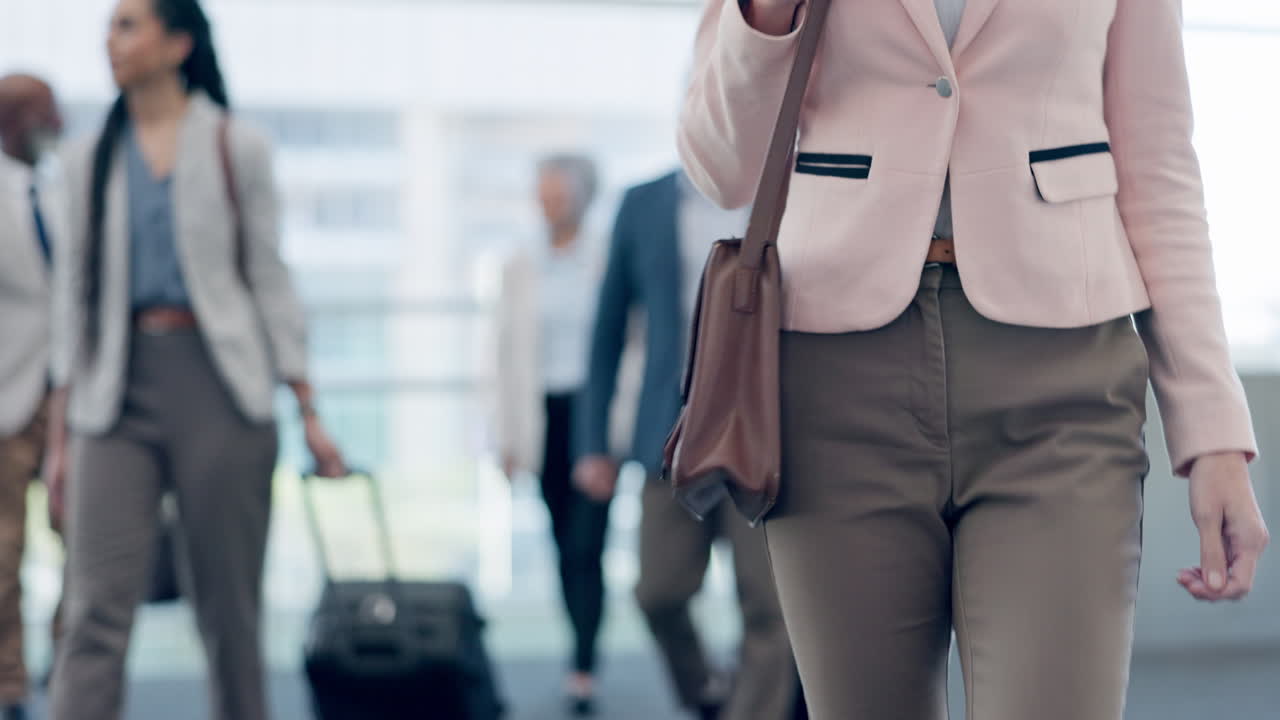 Kantor, perjalanan, dan wanita bisnis berjalan dengan tas