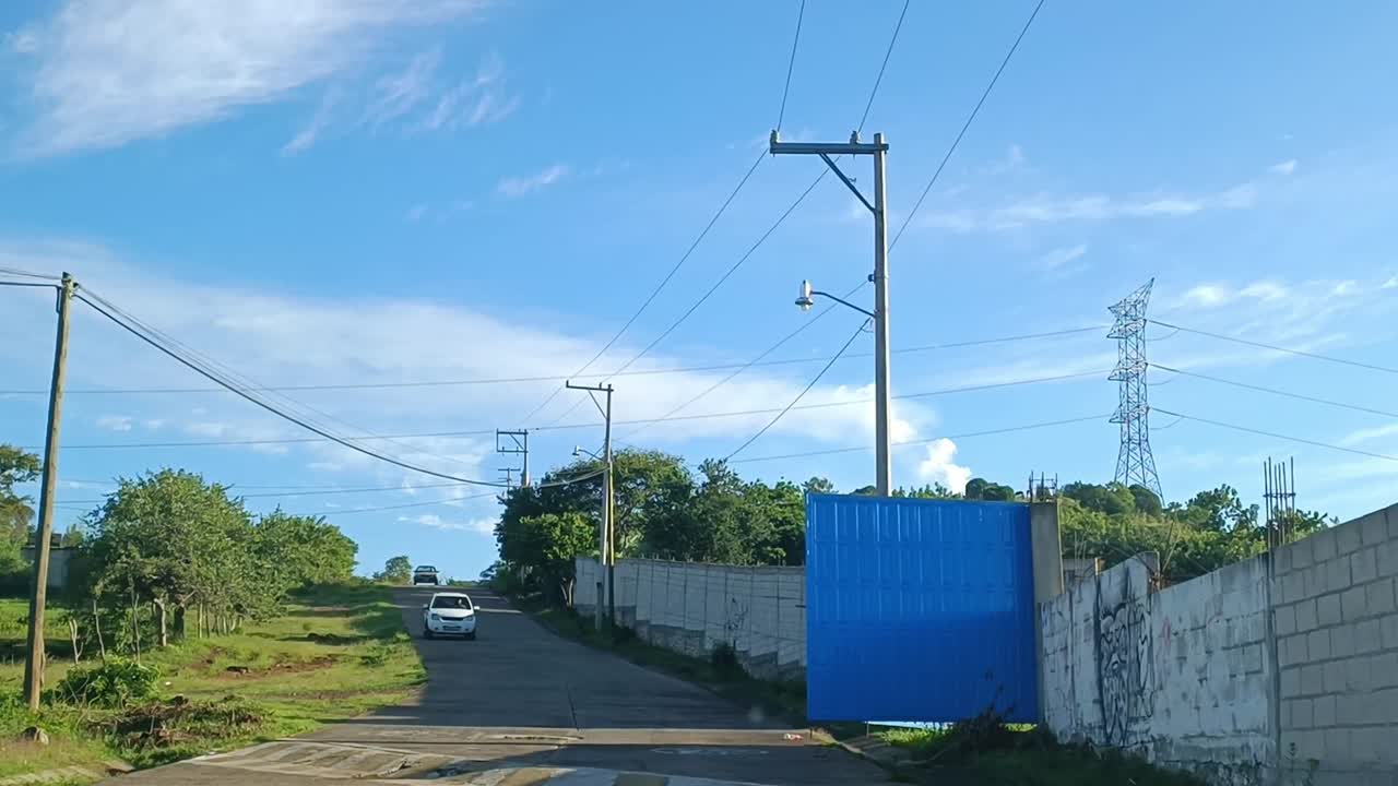 pov conduciendo por las calles de argentina con una puerta de metal abierta.