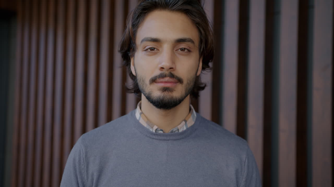 hombre con una máscara facial