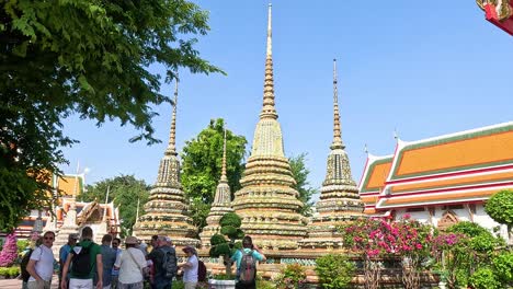 group of tourists visiting wat pho in bangkok