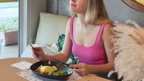 woman eating lunch in a cafe