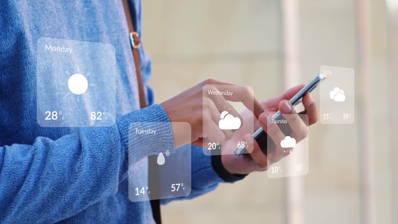 animación del pronóstico del tiempo sobre un hombre biracial usando un teléfono inteligente