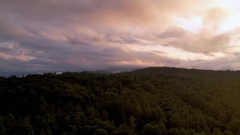 Blue-Ridge-Mountains-Mit-Rosafarbenem-Himmel-Und-Wolken-Bei-Sonnenuntergang-In-Der-Nähe-Von-Blasing-Rock-NC,-North-Carolina