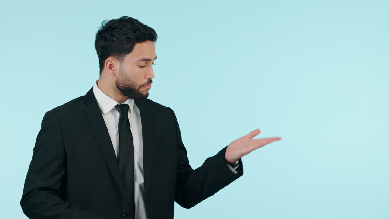 hombre de negocios feliz, señalando