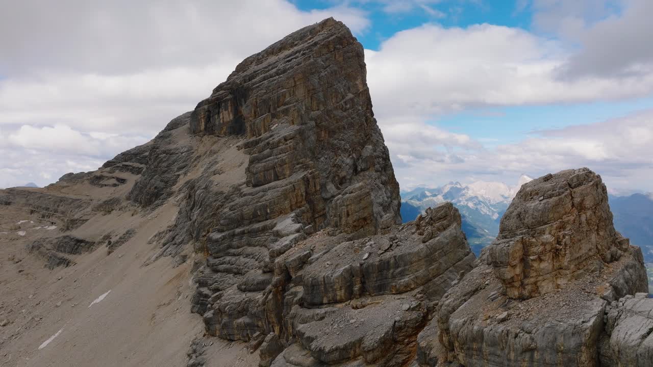 toma de órbita aérea que muestra la cumbre rocosa de monte pelmo y nubes en el cielo en italia