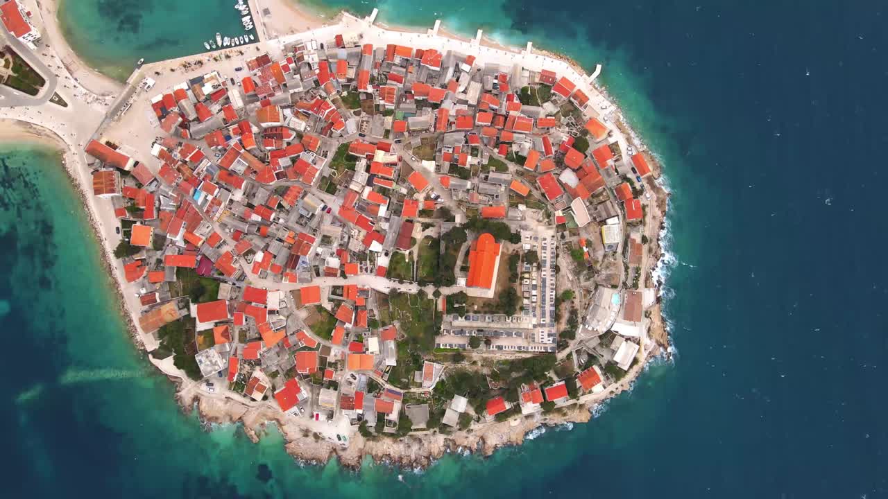 vista aérea de drones del casco antiguo de primosten en el islote, dalmacia, croacia