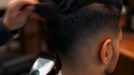 Hombre-Atractivo-En-La-Barbería