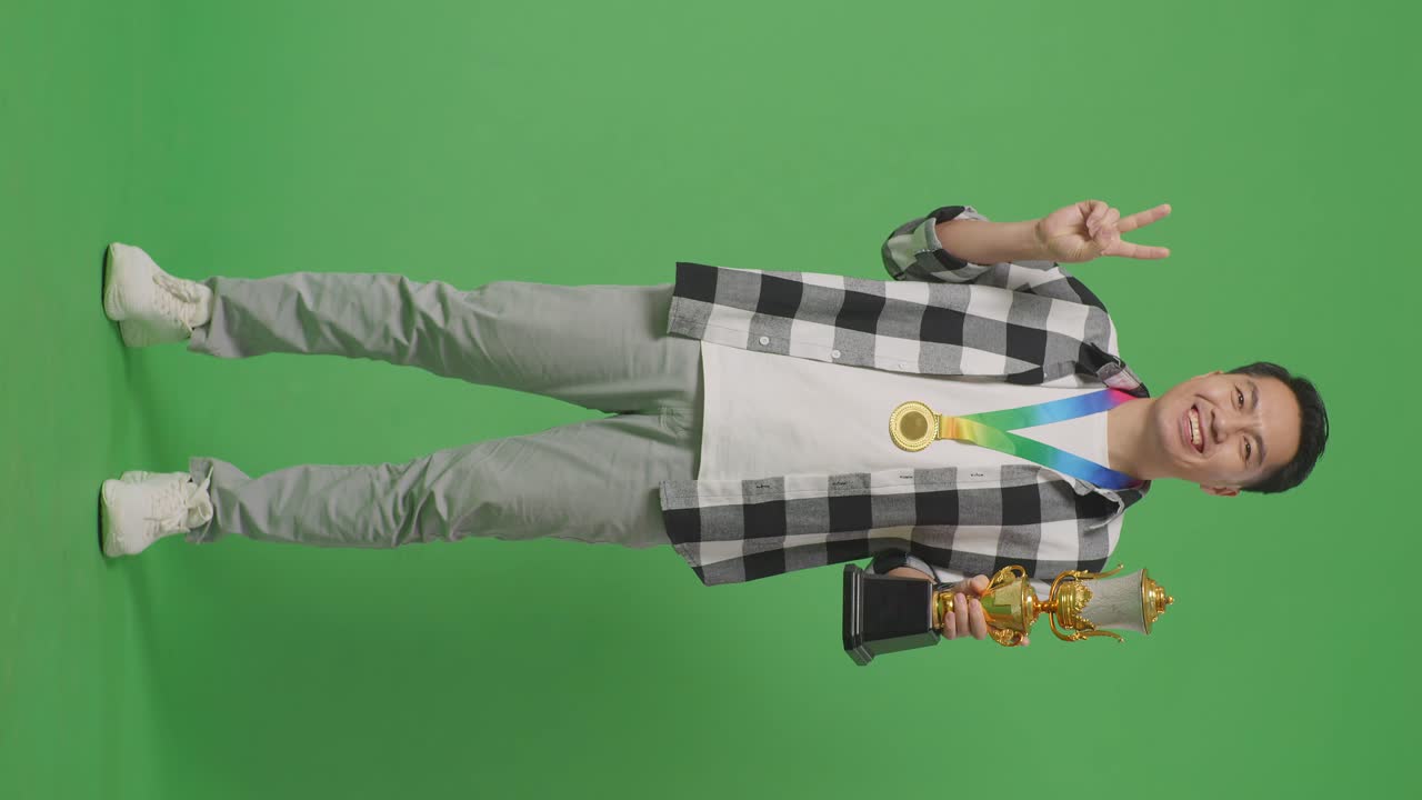 트로피 를 들고 승리를 축하 하는 사람