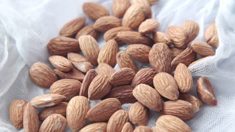 almendras en un paño blanco