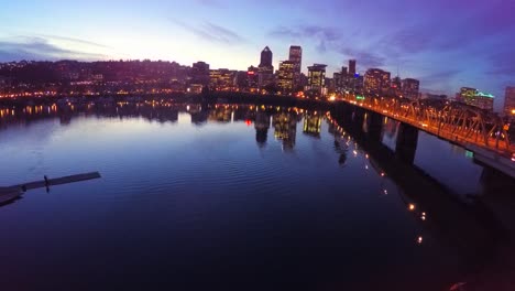 Un-Majestuoso-Tiro-En-Movimiento-A-Lo-Largo-De-La-Costa-Y-El-Río-Willamette-En-Portland,-Oregón-Por-La-Noche