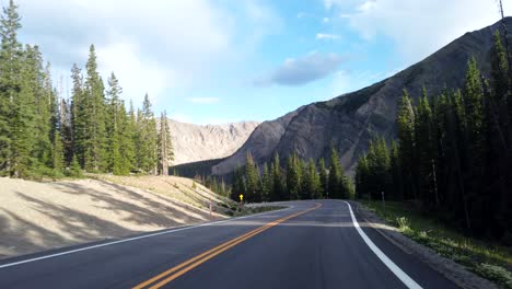 Imágenes-Pov-De-Conducción-En-Las-Montañas-Rocosas-De-Colorado