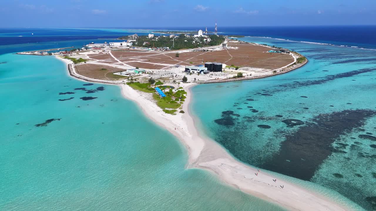 Drönarvy över Thulusdhoo, Maldiverna: en avlägsen, tropisk och exotisk ö med korallrev, vit sand och turkost vatten.