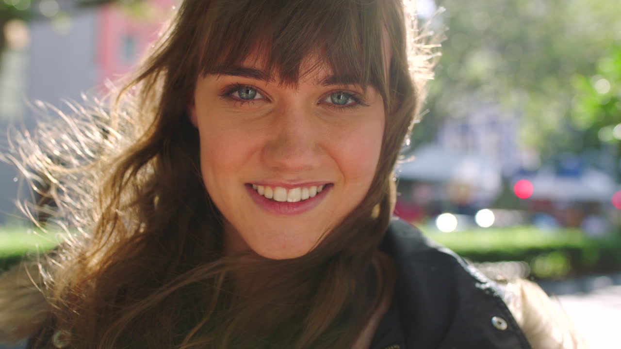 retrato de una mujer alegre con un positivo