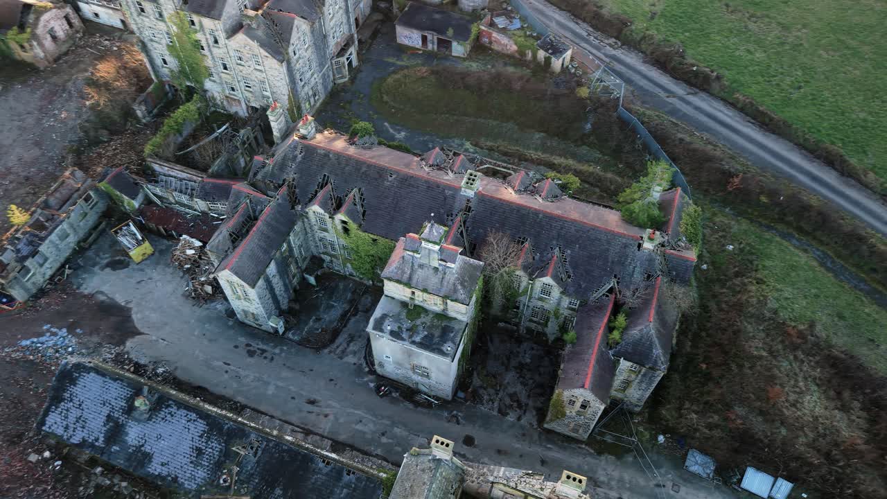 Flygvy över Denbigh Mental Asylum, kuslig stämning, i en brittisk landsbygdsmiljö