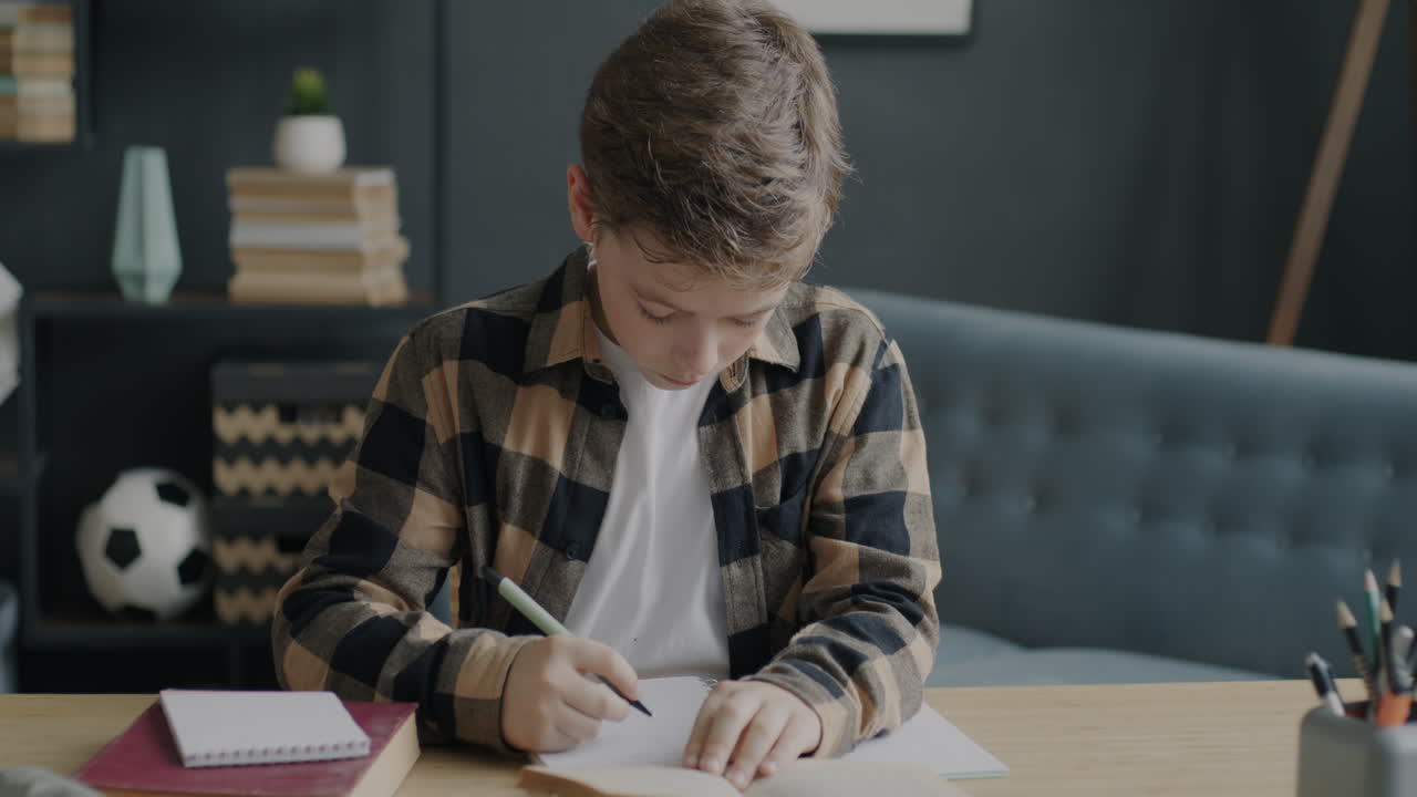 집에서 숙제를 하는 소년