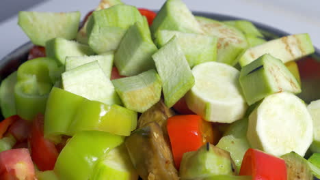 añadir verduras cortadas a la ensalada