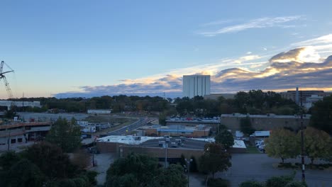 time lapse sunrise skyline y construcción en el centro de raleigh carolina del norte