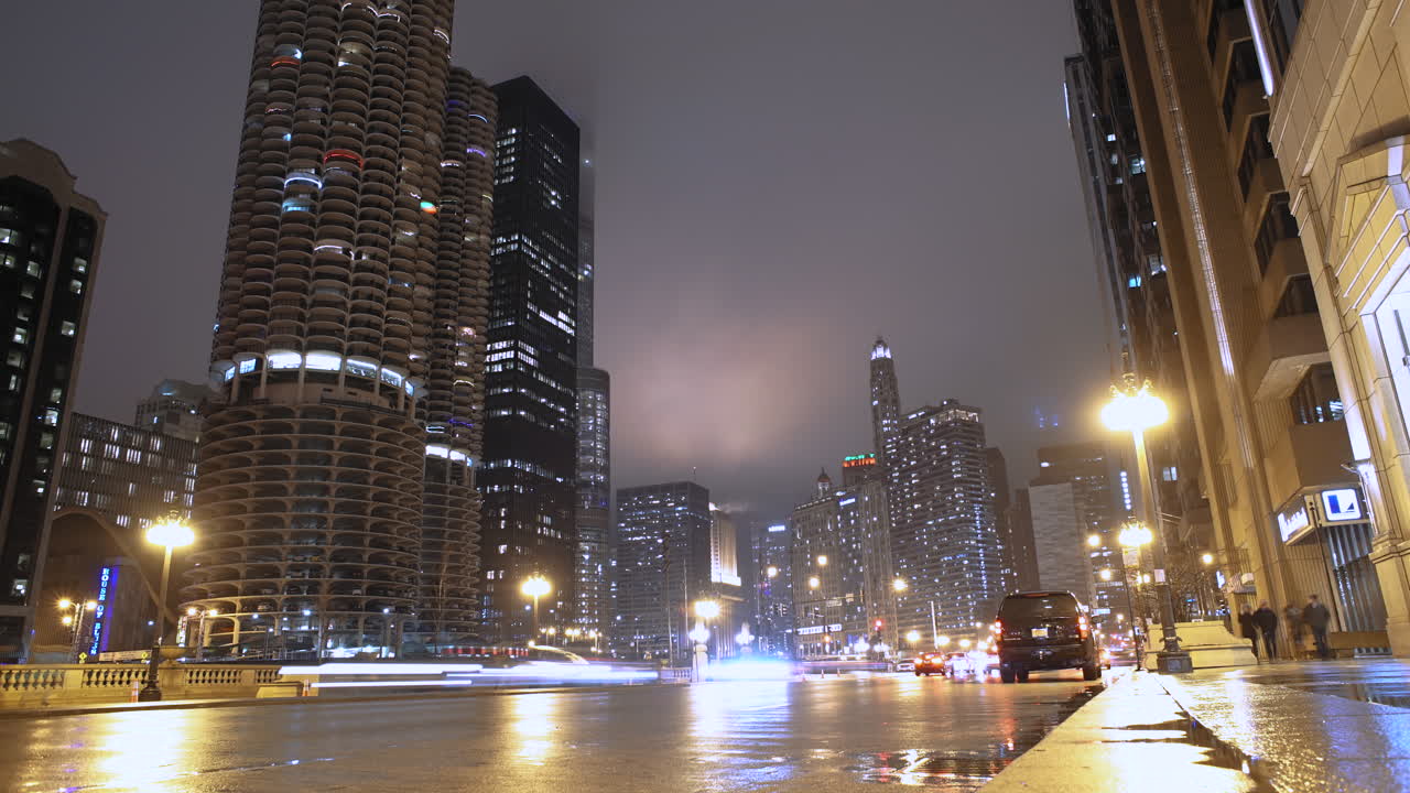 Timelapse av en regnfull gate i Chicago, Illinois om natten