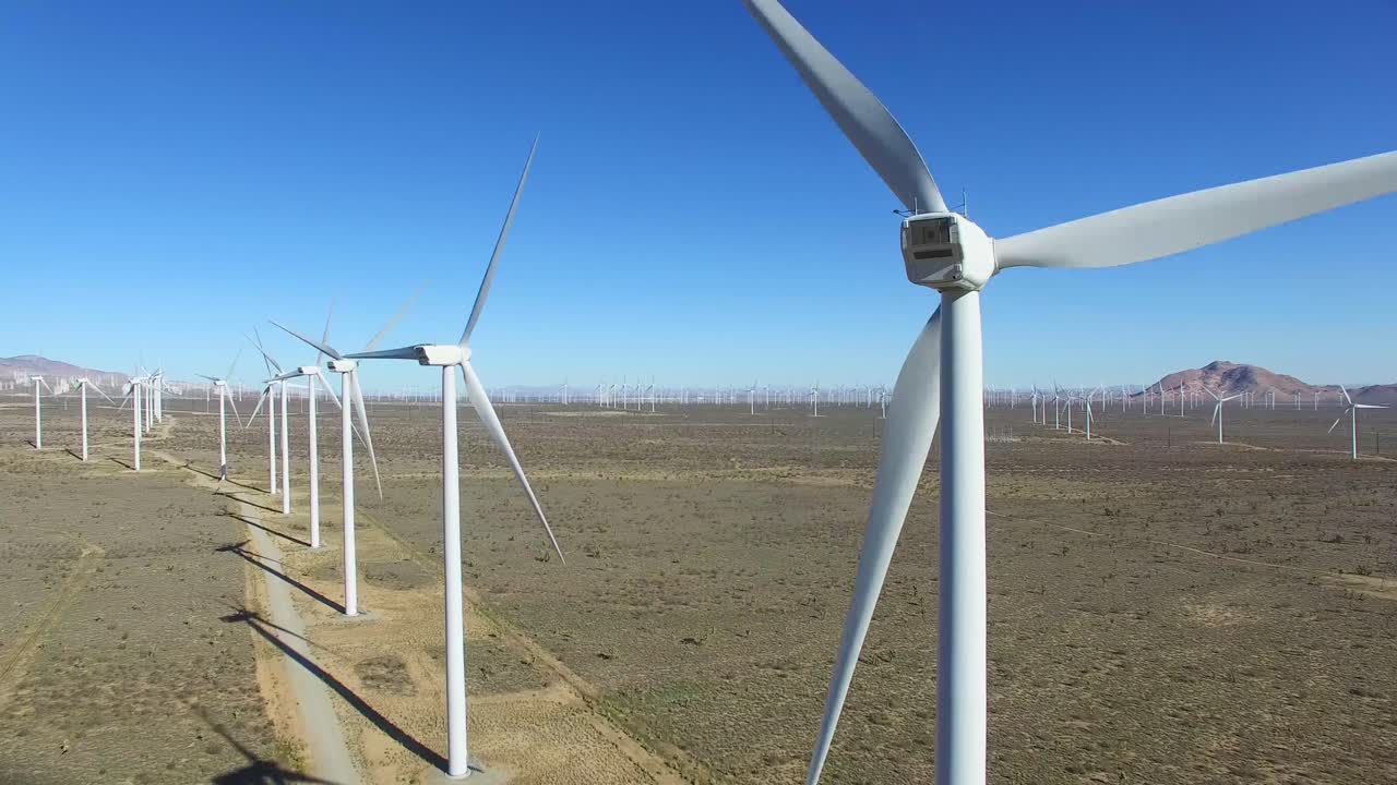 una antena estacionaria de alto ángulo sobre un parque eólico del desierto de mojave mientras genera energía limpia para california