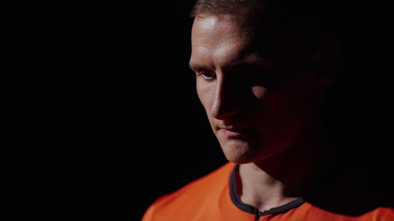 오렌지색 셔츠를 입은 남자의 클로즈업